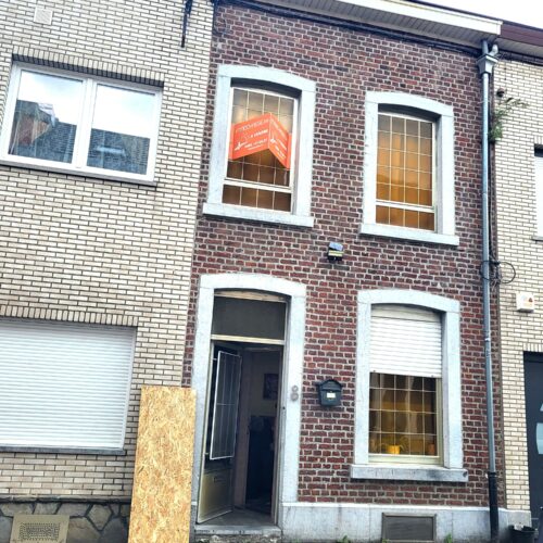 IMMOCHASSE vous propose cette maison bon état à moderniser 2 chambres idéalement située à Saint-Nicolas dans une rue calme et sans issue, cette habitation conviendra parfaitement à un premier achat ou à un investissement. Elle se compose comme suit : SOUS SOL : CAVES RDC : HALL D'ENTREE - SALON/SALLE A MANGER - CUISINE - SALLE DE BAIN 1ER ETAGE : CHAMBRE 1 - CHAMBRE 2 2EME ETAGE : un grenier aménageable pouvant accueillir une 3ème chambre Chauffage : Convecteur gaz de ville. RC : 308,41€ PEB : F N°20260613005856 Prix : 160.000€ Pour plus d’information et visites, veuillez prendre contact avec IMMOCHASSE 0486/47.68.27 (10h – 18h)