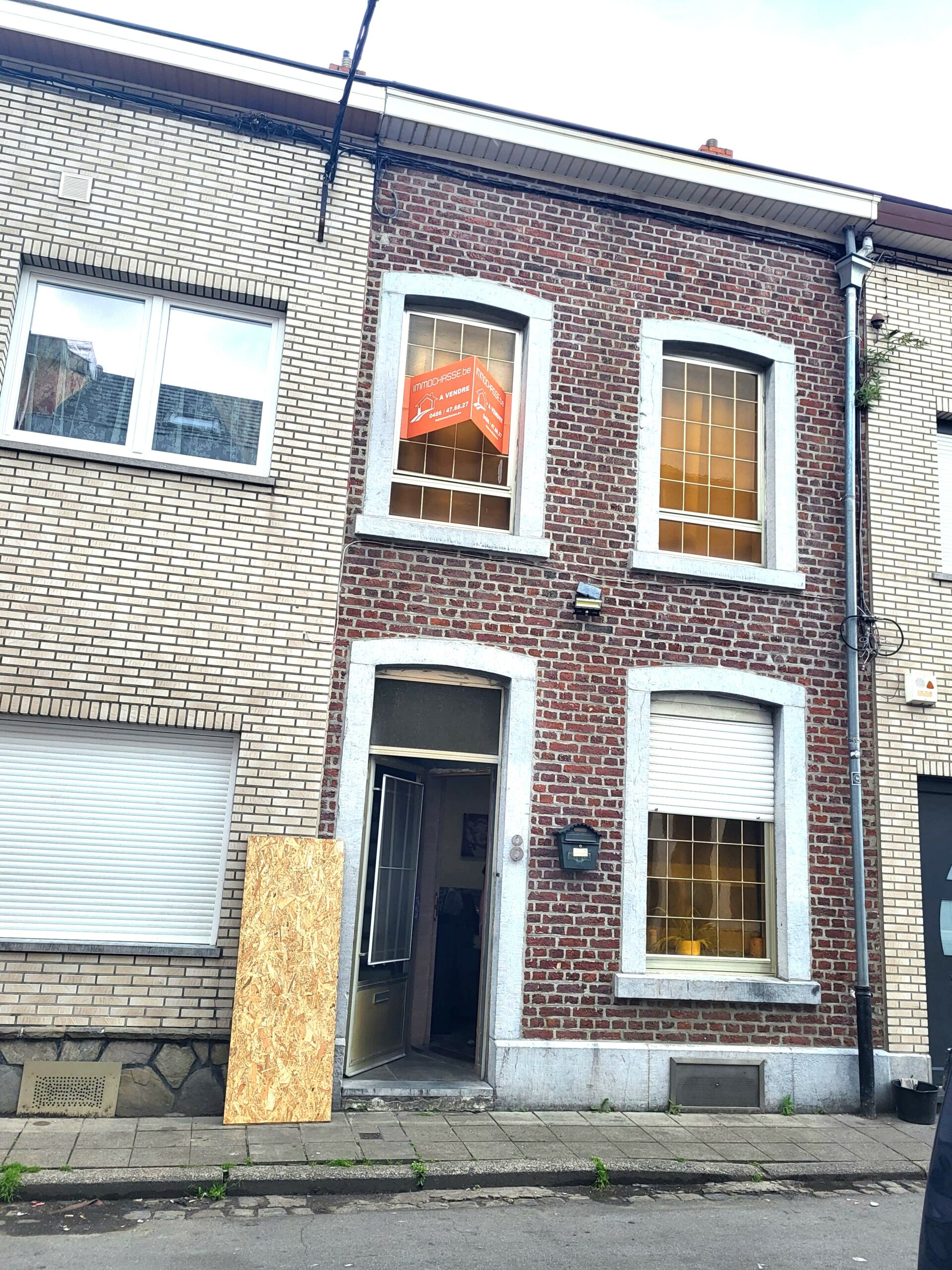 IMMOCHASSE vous propose cette maison bon état à moderniser 2 chambres idéalement située à Saint-Nicolas dans une rue calme et sans issue, cette habitation conviendra parfaitement à un premier achat ou à un investissement. Elle se compose comme suit : SOUS SOL : CAVES RDC : HALL D'ENTREE - SALON/SALLE A MANGER - CUISINE - SALLE DE BAIN 1ER ETAGE : CHAMBRE 1 - CHAMBRE 2 2EME ETAGE : un grenier aménageable pouvant accueillir une 3ème chambre Chauffage : Convecteur gaz de ville. RC : 308,41€ PEB : F N°20260613005856 Prix : 160.000€ Pour plus d’information et visites, veuillez prendre contact avec IMMOCHASSE 0486/47.68.27 (10h – 18h)