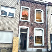 IMMOCHASSE vous propose cette maison bon état à moderniser 2 chambres idéalement située à Saint-Nicolas dans une rue calme et sans issue, cette habitation conviendra parfaitement à un premier achat ou à un investissement. Elle se compose comme suit : SOUS SOL : CAVES RDC : HALL D'ENTREE - SALON/SALLE A MANGER - CUISINE - SALLE DE BAIN 1ER ETAGE : CHAMBRE 1 - CHAMBRE 2 2EME ETAGE : un grenier aménageable pouvant accueillir une 3ème chambre Chauffage : Convecteur gaz de ville. RC : 308,41€ PEB : F N°20260613005856 Prix : 160.000€ Pour plus d’information et visites, veuillez prendre contact avec IMMOCHASSE 0486/47.68.27 (10h – 18h)